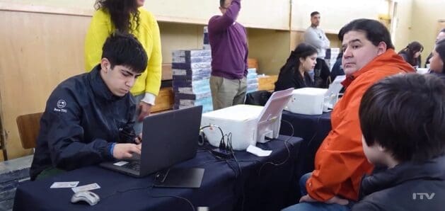 Entrega de computadores en Natales: 210 alumnos se benefician con programa Beca TIC