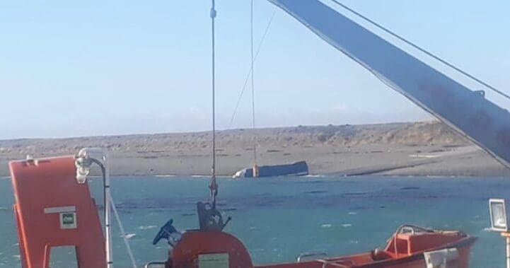 Camión argentino cae al Estrecho de Magallanes durante espera de ferri en Bahía Azul