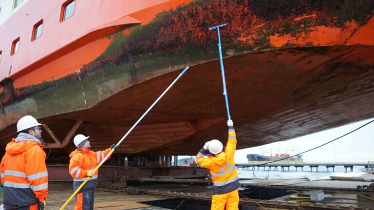 Científicos realizan segundo muestreo en el casco del ferry Yaghan para evaluar especies marinas