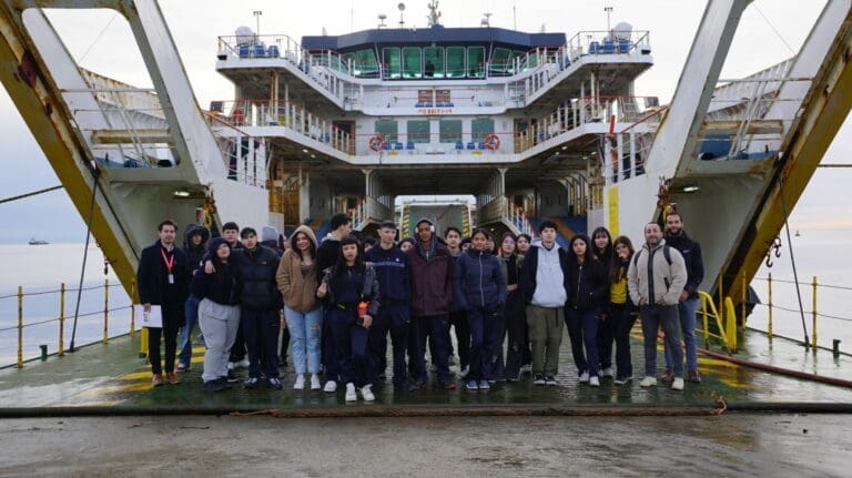 Estudiantes de Insuco realizan recorrido por el ferry Pathagon de Tabsa