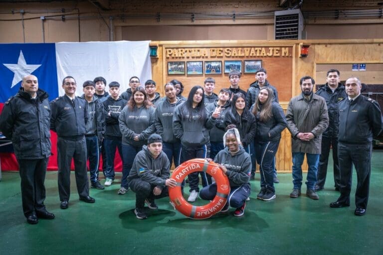 Estudiantes del Liceo María Behety visitan Base Naval de Punta Arenas para conocer oportunidades profesionales