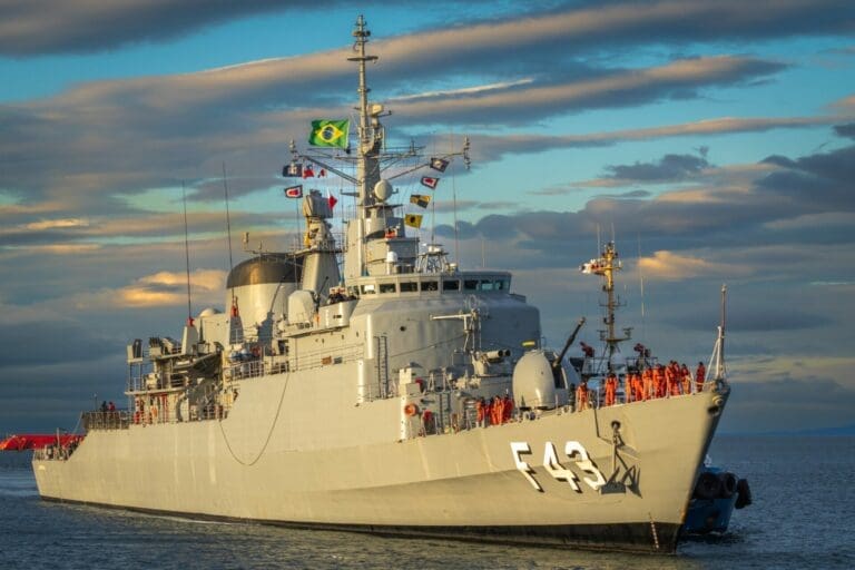 Fragata “Liberal” de la Marina de Brasil arriba en Punta Arenas para el ejercicio “Unitas”