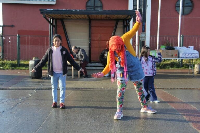 Celebración del Día del Niño en el barrio Alfredo Lorca: circo, teatro y música iluminan la jornada