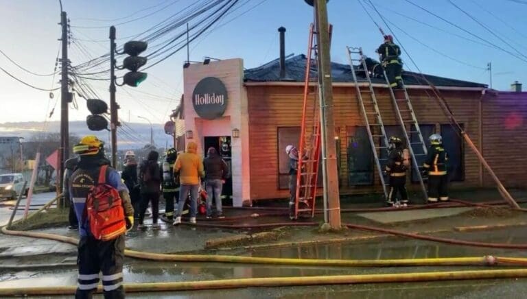 Incendio devasta el pub nocturno Holiday en Punta Arenas