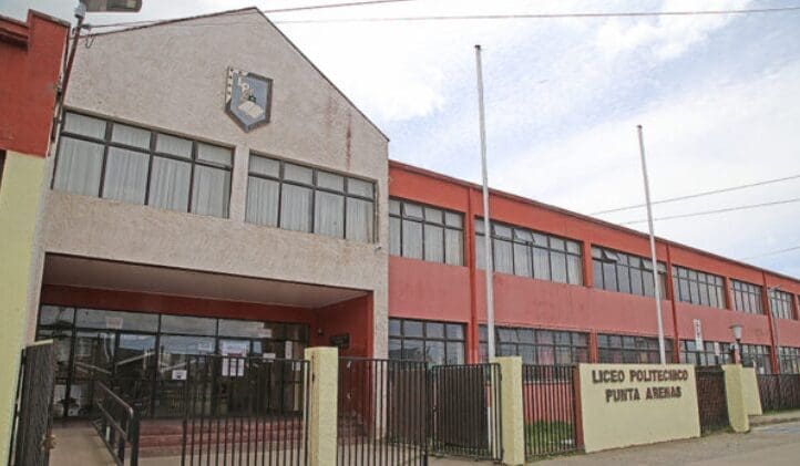 Liceo Politécnico Cardenal Raúl Silva Henríquez expulsa a tres alumnos tras riña callejera