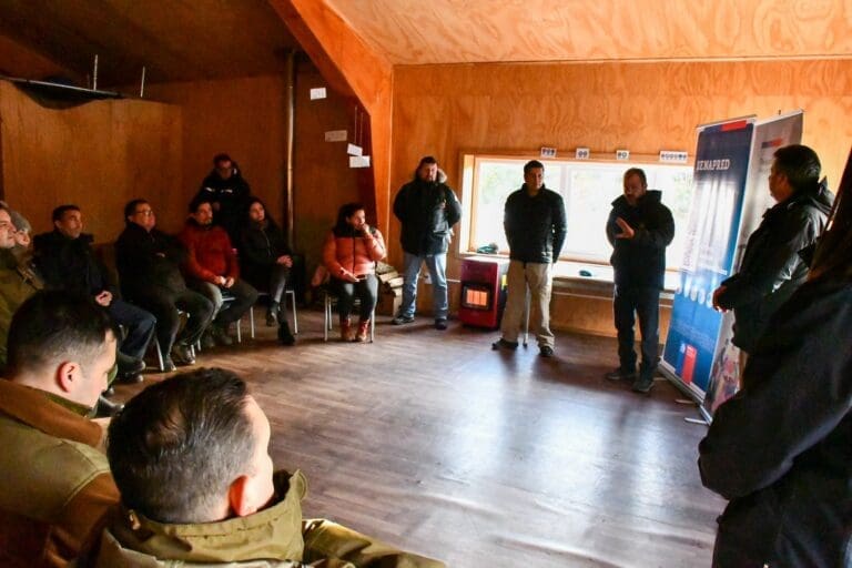 Organismos públicos visitan Puerto Toro para abordar necesidades de la comunidad