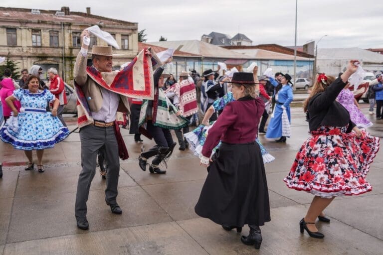 Autoridades llaman a respetar feriados irrenunciables en el comercio durante Fiestas Patrias