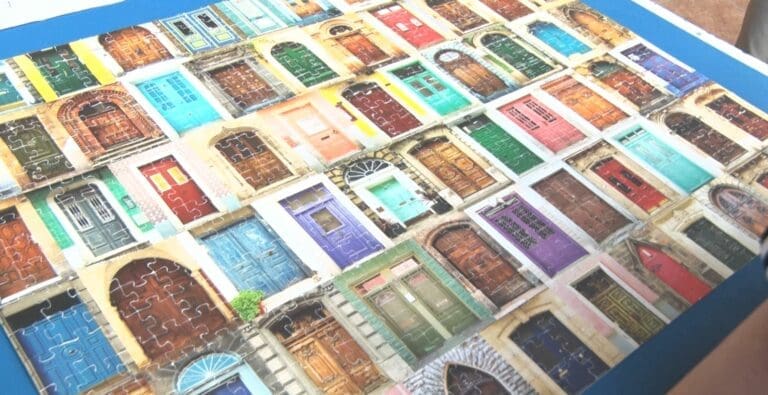 25 fanáticos de los puzzles enfrentan el desafío de armar 20 mil piezas en 24 horas