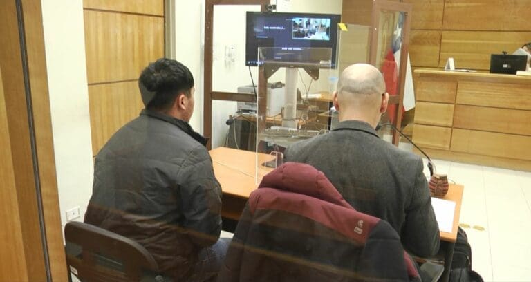 Joven queda en prisión preventiva por amenazar con un arma blanca a cajera de servicentro en Punta Arenas