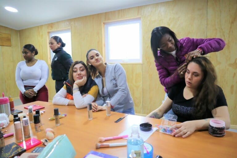 Se realizó taller de maquillaje en el Complejo Penitenciario de Punta Arenas a mujeres privadas de libertad