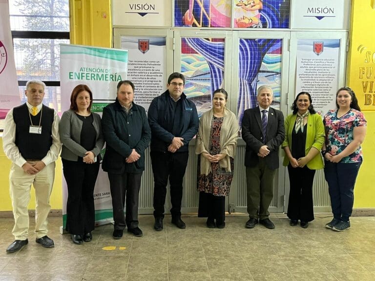 Alumnos del Liceo Sara Braun reciben becas para certificación como cuidadores primarios