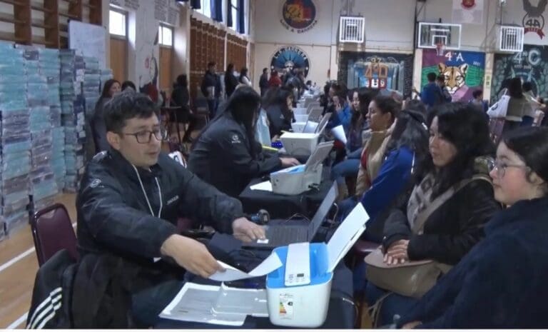 Más de 1.180 estudiantes de Magallanes reciben computadores a través del Programa Beca TIC