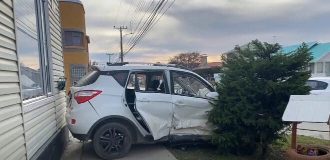 Colisión en Punta Arenas deja dos personas con lesiones graves: uno de los conductores estaba en situación irregular en Chile