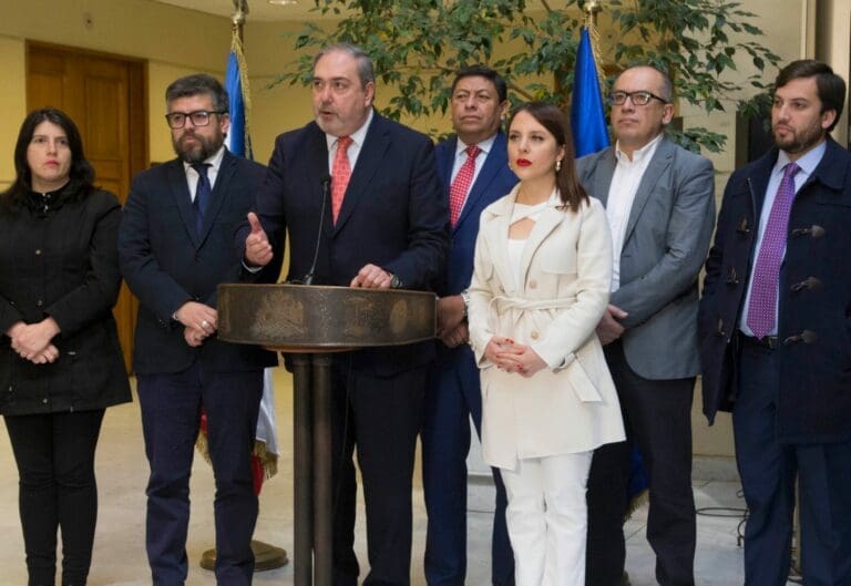 Diputado Carlos Bianchi presiona a senadores para que voten en reforma de pensiones