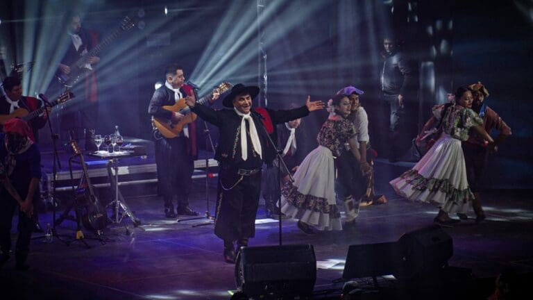 Chaqueño Palavecino cerró la última noche del Festival Folclórico en la Patagonia 2024