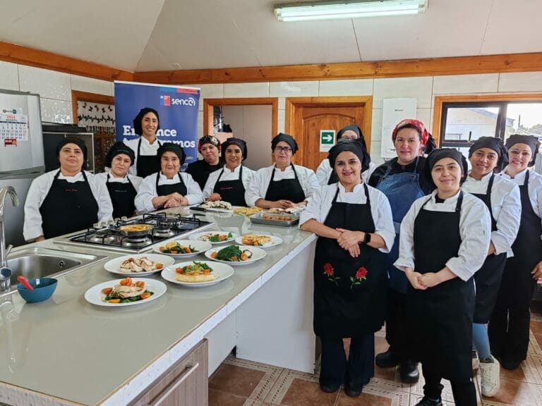 Mujeres jefas de hogar se capacitan en cocina nacional e internacional por el Sernameg