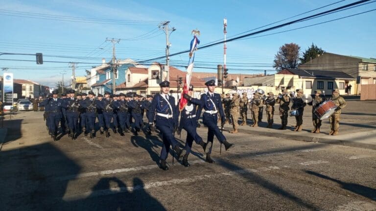 Fuerzas Armadas y estudiantes conmemoran el 246º aniversario del natalicio de Bernardo O'Higgins