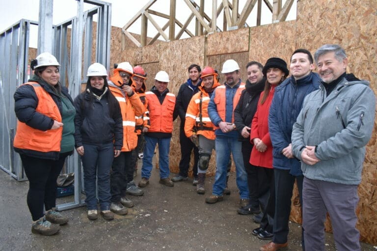Avanza construcción de soluciones habitacionales en villa Cerro Castillo