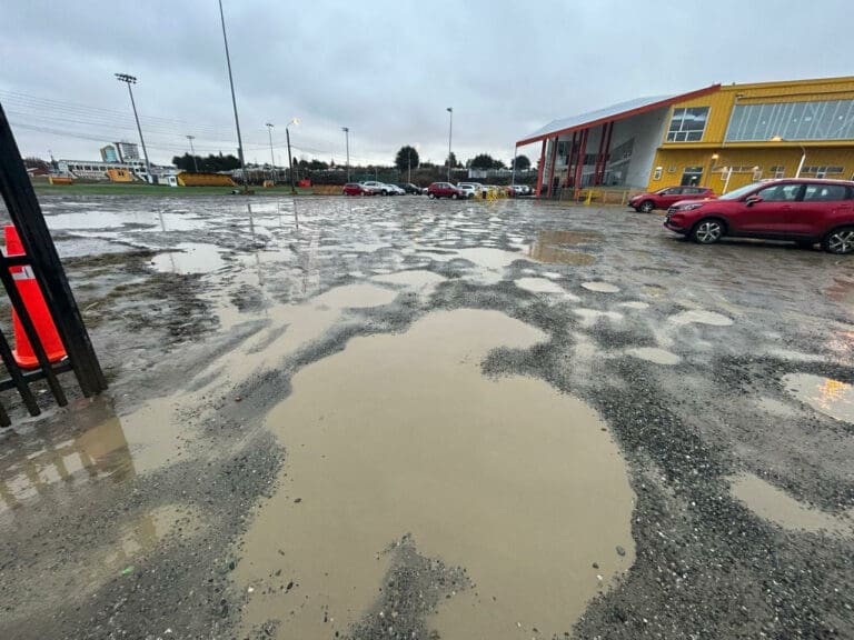 Intensas lluvias ocasionan estragos a las afueras del gimnasio de la Confederación de Punta Arenas