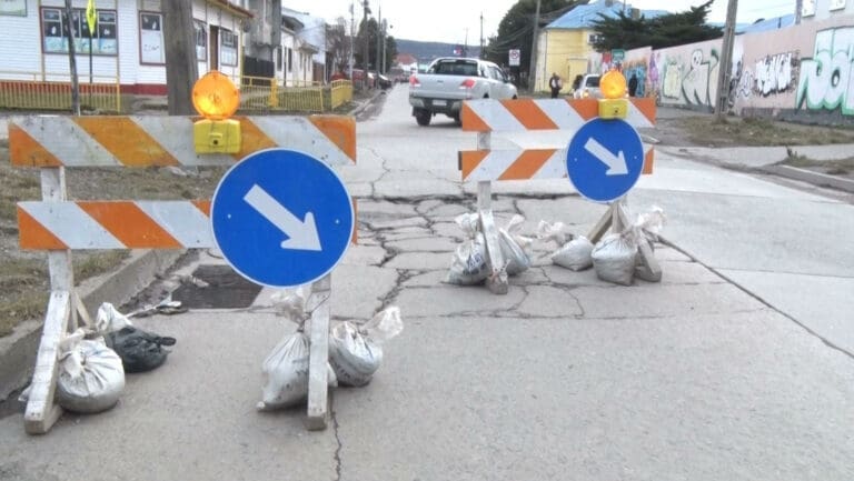 Municipalidad de Punta Arenas contratará empresa externa para bachear calles en mal estado 