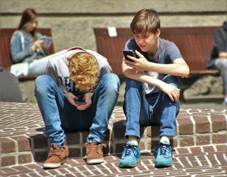 Cámara de Diputados aprueba regulación del uso de celulares en colegios: Expertos destacan beneficios para el desarrollo infantil