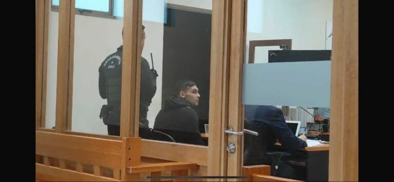 Detienen a uno de los sospechosos por robo con intimidación debido a su distintiva prenda de vestir