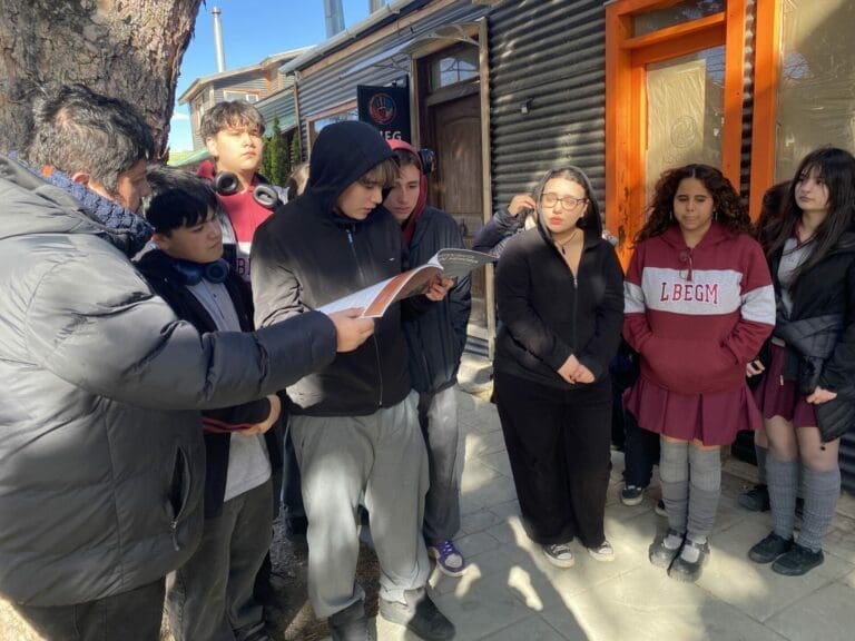Ruta de Memorias: estudiantes de Natales participan en recorrido por sitios históricos de la dictadura