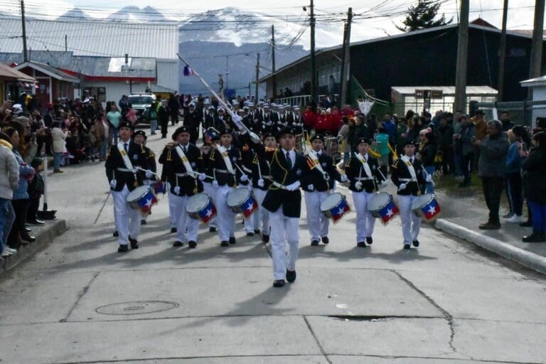 Puerto Williams celebra el 214° aniversario de la Primera Junta Nacional de Gobierno con desfile cívico-militar