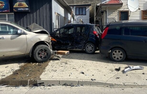 Accidente de alta energía en barrio Prat deja una conductora atrapada y con lesiones graves