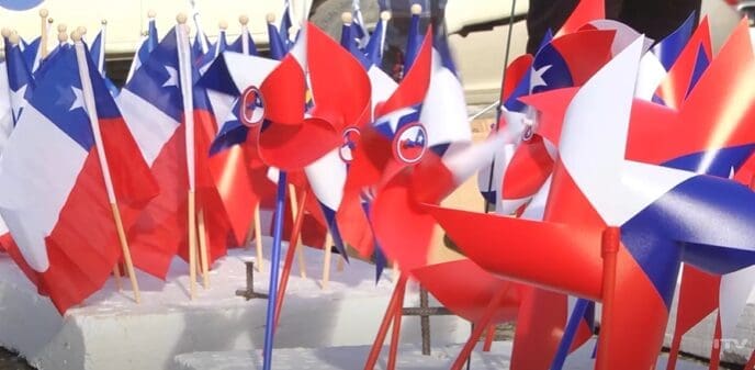 Vendedores ambulantes ofrecen volantines, remolinos y trompos para Fiestas Patrias