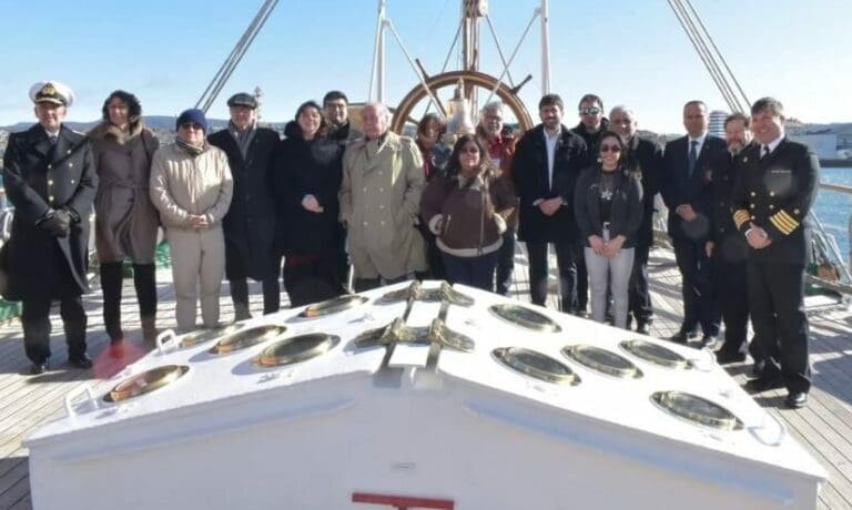 Buque Escuela Esmeralda arriba en Punta Arenas tras 152 días de navegación internacional