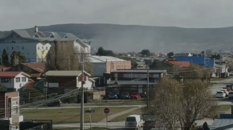 Incendio destruye completamente vivienda en Avenida Circunvalación, Punta Arenas