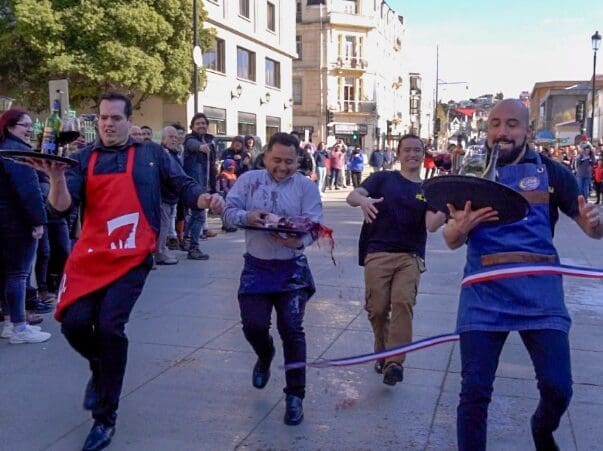 Exitosa jornada en la Plaza de Armas con el concurso de la Mejor Empanada y la Carrera de Garzones