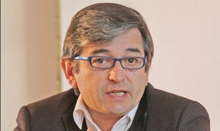 Dalivor Eterovic asume como alcalde protocolar tras sorteo en concejo municipal