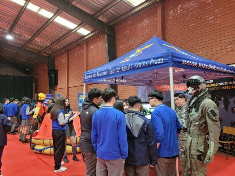 Personal de la IVª Brigada Aérea participó en Feria de Educación Superior en Punta Arenas