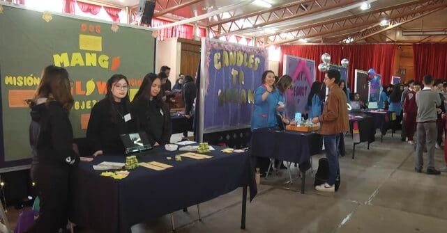 Alumnas de cuarto medio del Instituto Sagrada Familia realizan feria de emprendimiento