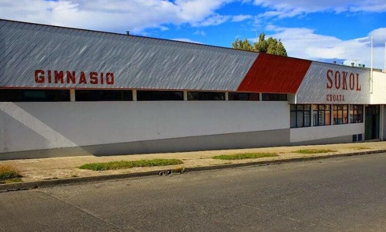Joven de 20 años gravemente herido en pelea al interior de fonda en gimnasio Sokol de Punta Arenas