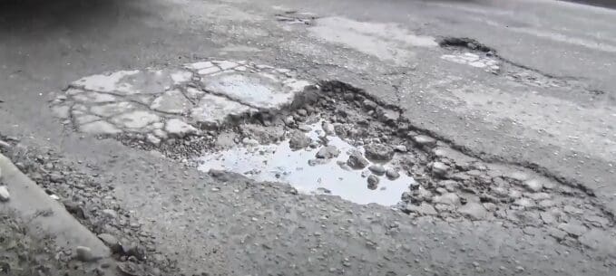 Municipalidad de Punta Arenas indemniza por daños en neumáticos causados por hoyos en las calles