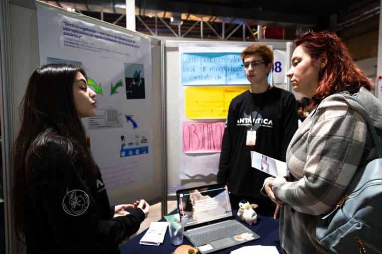Estudiantes de 15 comunas de Chile participan en la Feria Antártica Escolar 2024