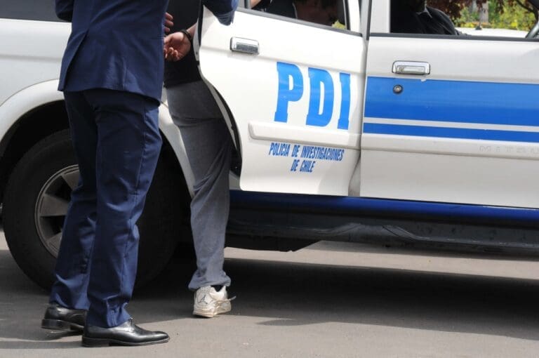Detienen a hombre con orden vigente por robo con intimidación en Punta Arenas