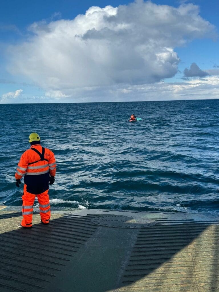 Rescatan a dos kayakistas en bahía Catalina tras ser arrastrados por la corriente