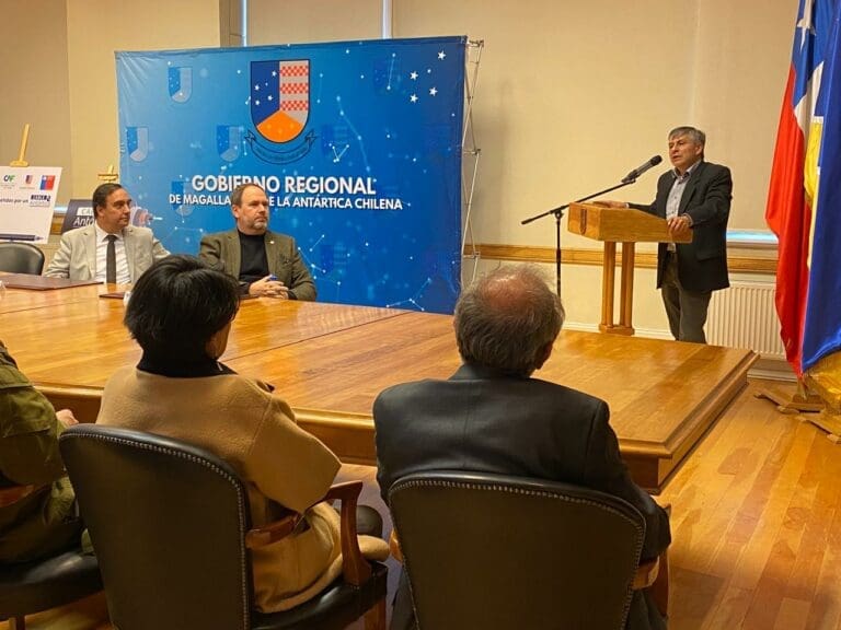 Anuncian primer cable submarino de fibra óptica que conectará Chile con la Antártica