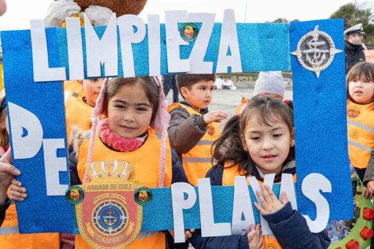 La Armada de Chile conmemora el Día Internacional de Limpieza de Playas en la Tercera Zona Naval