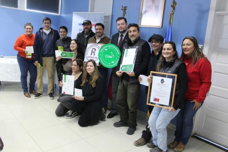 Sernatur Magallanes entrega Sellos de Registros, Sustentabilidad y Escnna a empresas turísticas de Natales