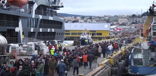 Más de 3 mil personas visitaron el Buque Escuela Esmeralda en el Muelle Prat