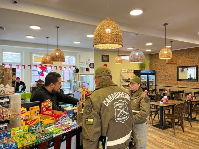 Carabineros refuerza campaña preventiva para evitar fraudes con billetes falsos en Fiestas Patrias