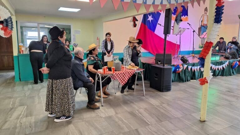 Personas mayores de Porvenir celebran Fiestas Patrias con juegos, comida y música en tradicional kermés