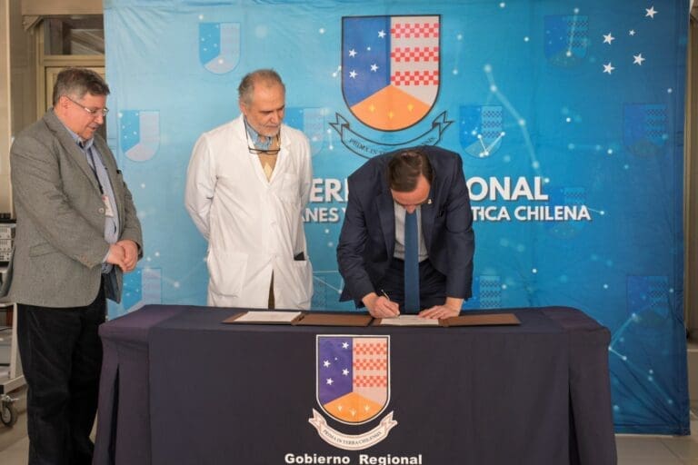 Gobierno Regional y Hospital Clínico de Magallanes firman convenios para adquisición de equipamiento médico