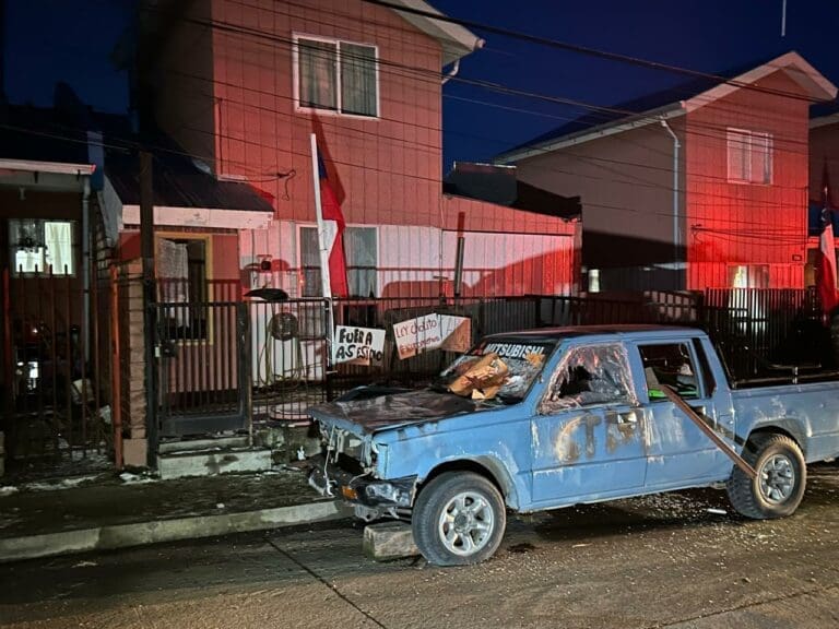 Vecinos de Archipiélago de Chiloé realizan velatón en protesta por asesinato de cachorro