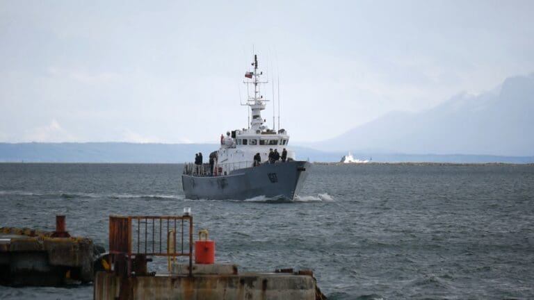 A Puerto Natales llegaron pasajeros del ferry Yaghan rescatados por Armada